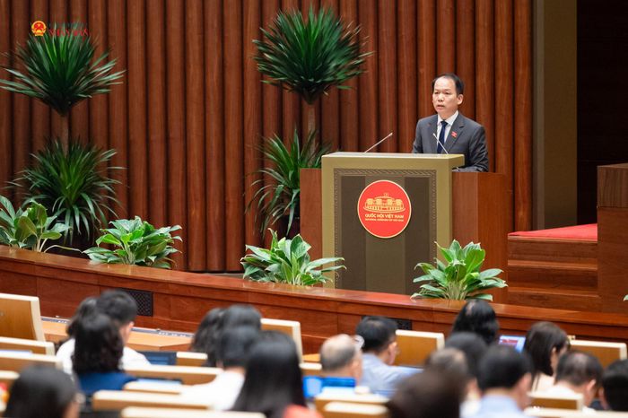 Bộ trưởng Bộ Tư pháp Hoàng Thanh Tùng trình bày Báo cáo tiếp thu, giải trình, chỉnh lý dự thảo Luật. Ảnh: Phạm Thắng