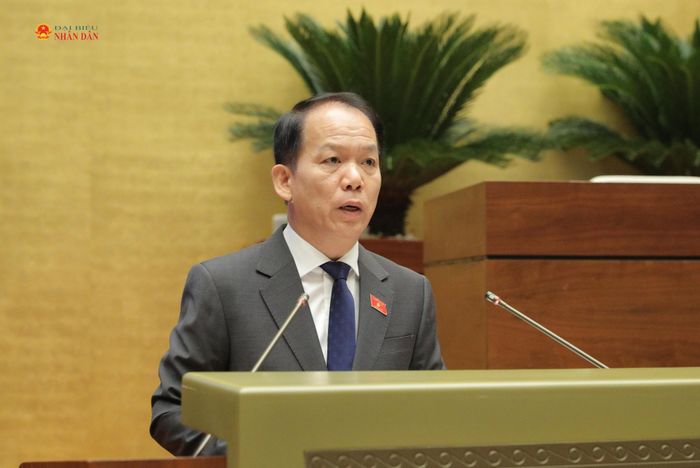 Bộ trưởng Bộ Tư pháp Hoàng Thanh Tùng trình bày Báo cáo tiếp thu, giải trình, chỉnh lý dự thảo Luật. Ảnh: Hồ Long