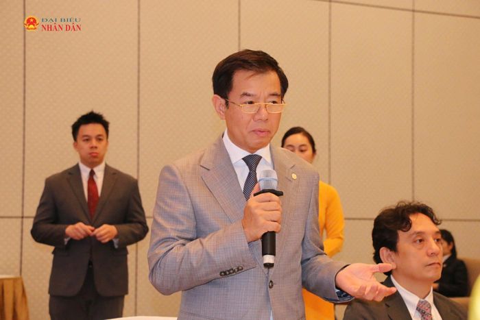 Phó Chủ tịch Tập đoàn Vingroup Nguyễn Việt Quang phát biểu tại cuộc làm việc. Ảnh: Đắc Trường