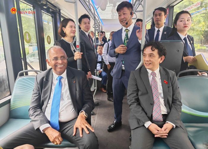 Chủ tịch Quốc hội Cộng hòa Bờ Biển Ngà Patrick Achi và Đoàn đại biểu cấp cao Quốc hội Cộng hòa Bờ Biển Ngà tham quan, tìm hiểu các cơ sở, dự án của Tập đoàn Vingroup. Ảnh: Đắc Trường