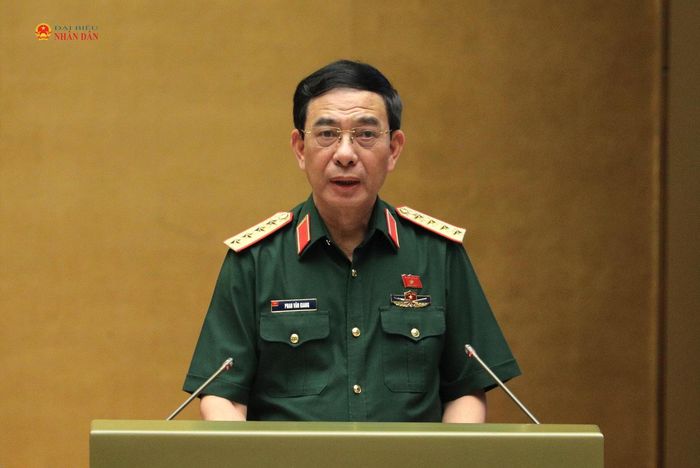 Phó Thủ tướng Chính phủ, Bộ trưởng Bộ Quốc phòng, Đại tướng Phan Văn Giang trình bày Báo cáo giải trình, tiếp thu, chỉnh lý dự thảo Luật Phòng, chống phổ biến vũ khí huỷ diệt hàng loạt. Ảnh: Hồ Long