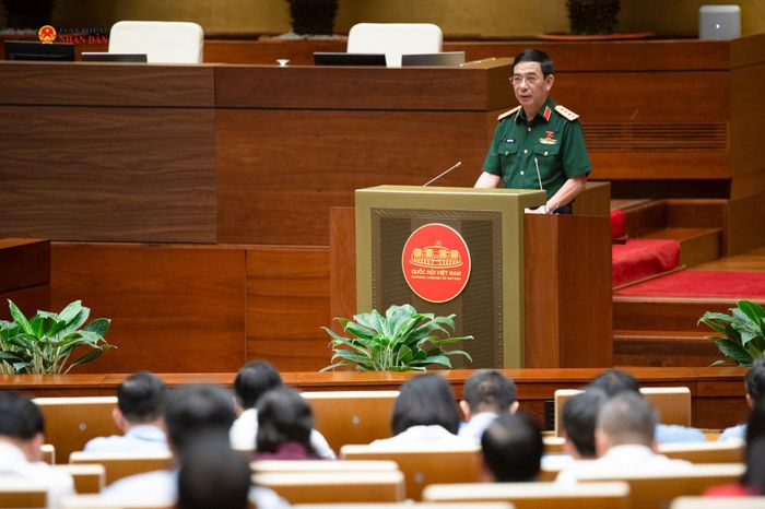 Phó Thủ tướng Chính phủ, Bộ trưởng Bộ Quốc phòng, Đại tướng Phan Văn Giang trình bày Báo cáo giải trình, tiếp thu, chỉnh lý dự thảo Luật Phòng, chống phổ biến vũ khí huỷ diệt hàng loạt. Ảnh: Phạm Thắng