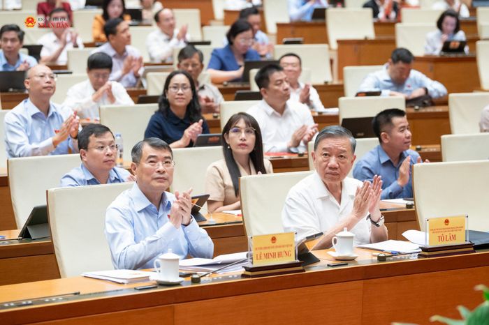 Tổng Bí thư, Chủ tịch Nước Tô Lâm và Thủ tướng Lê Minh Hưng tham dự phiên thảo luận tại hội trường chiều 23/8. Ảnh: Phạm Thắng