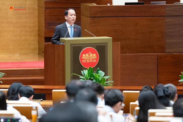 Bộ trưởng Bộ Tư pháp Hoàng Thanh Tùng trình bày Báo cáo tiếp thu, giải trình và chỉnh lý dự thảo Luật. Ảnh: Phạm Thắng