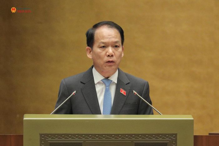 Bộ trưởng Bộ Tư pháp Hoàng Thanh Tùng trình bày Báo cáo tiếp thu, giải trình và chỉnh lý dự thảo Luật. Ảnh: Hồ Long