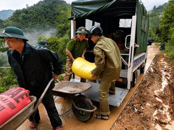 Lực lượng chức năng hỗ trợ sửa đường bị ảnh hưởng bão số 4. Ảnh Công an tỉnh Lạng Sơn