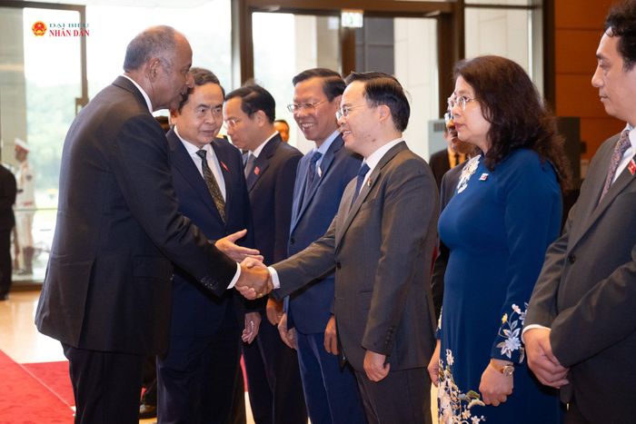 Chủ tịch Quốc hội Trần Thanh Mẫn giới thiệu với Chủ tịch Quốc hội Patrick Achi các đại biểu Việt Nam