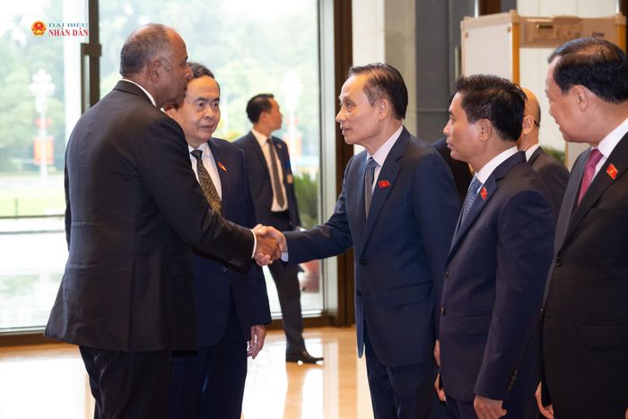 Chủ tịch Quốc hội Trần Thanh Mẫn giới thiệu với Chủ tịch Quốc hội Patrick Achi các đại biểu Việt Nam