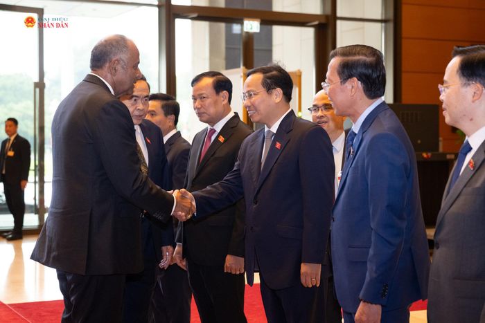 Chủ tịch Quốc hội Trần Thanh Mẫn giới thiệu với Chủ tịch Quốc hội Patrick Achi các đại biểu Việt Nam