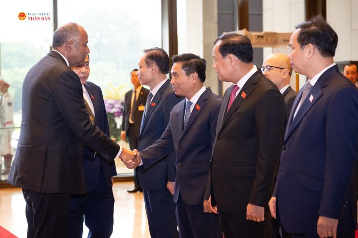 Chủ tịch Quốc hội Trần Thanh Mẫn giới thiệu với Chủ tịch Quốc hội Patrick Achi các đại biểu Việt Nam