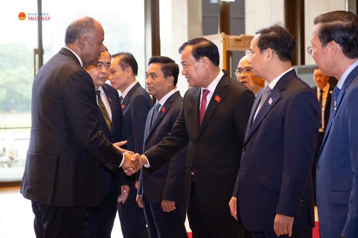 Chủ tịch Quốc hội Trần Thanh Mẫn giới thiệu với Chủ tịch Quốc hội Patrick Achi các đại biểu Việt Nam