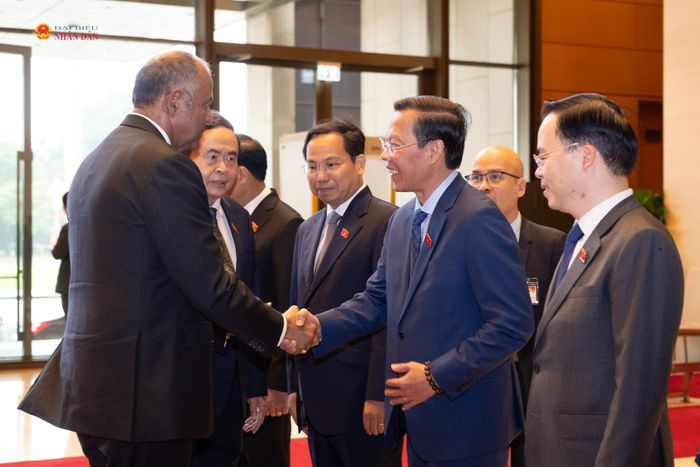 Chủ tịch Quốc hội Trần Thanh Mẫn giới thiệu với Chủ tịch Quốc hội Patrick Achi các đại biểu Việt Nam