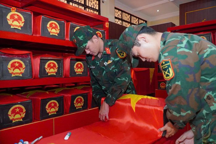 Phủ Quốc kỳ trên những hài cốt liệt sĩ được quy tập