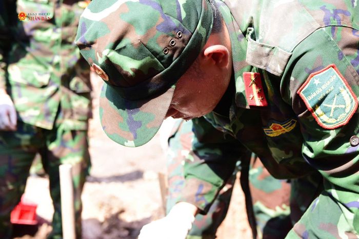 Dưới thời tiết nắng nóng, các lực lượng vẫn bám hiện trường, tranh thủ từng khoảng thời gian để mở rộng phạm vi tìm kiếm