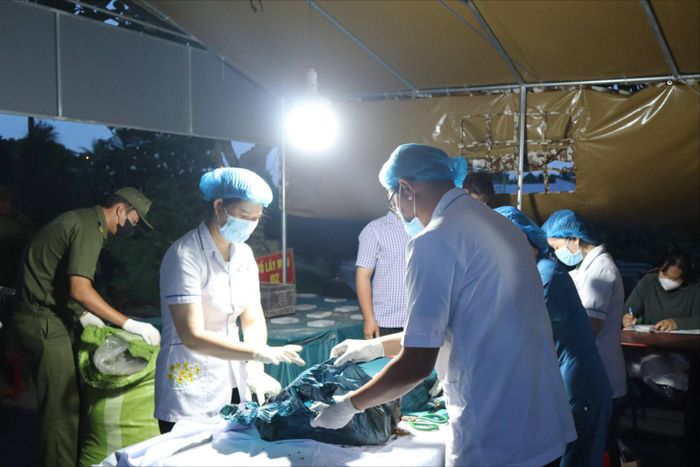 Lấy mẫu hài cốt liệt sĩ tại Nghĩa trang liệt sĩ Bến Lức ban đêm