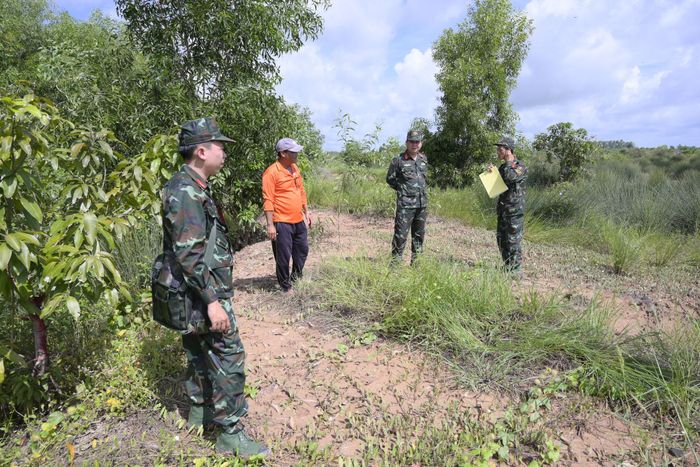Hoạt động khảo sát lần này chuẩn bị cho Hội thảo thu thập thông tin, xác định vị trí 300 liệt sĩ tại khu vực Tràm Dù. Ảnh: Phương Vũ