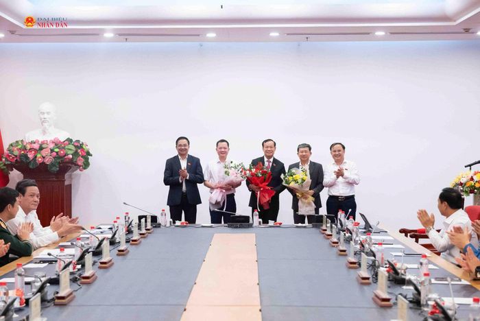 Đại diện Đảng ủy và Thường trực Ủy ban Quốc phòng, An ninh và Đối ngoại tặng hoa chúc mừng các đồng chí tham gia Đoàn Chủ tịch Tổ chức Nghị sĩ Hữu nghị Việt Nam và Nhóm ĐBQH trẻ khóa XVI