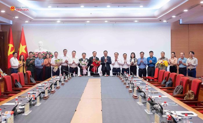 Các đại biểu chụp ảnh lưu niệm