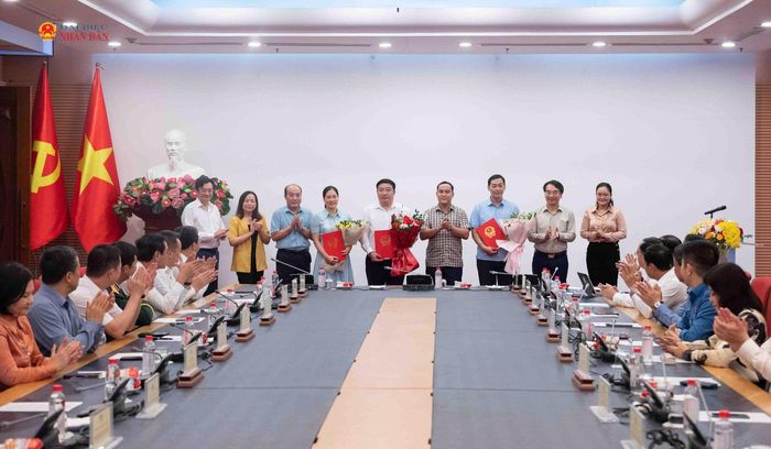Lãnh đạo Vụ Quốc phòng, An ninh và Đối ngoại chúc mừng các đồng chí công chức mới chính thức về nhận nhiệm vụ tại Vụ