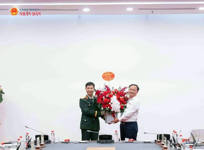 Phó Chủ nhiệm Ủy ban Quốc phòng, An ninh và Đối ngoại, Trung tướng Trần Đức Thuận tặng hoa chúc mừng Thiếu tướng Phạm Đức Hoài