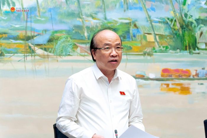 Chủ nhiệm Ủy ban Pháp luật và Tư pháp Phan Chí Hiếu phát biểu tại phiên họp
