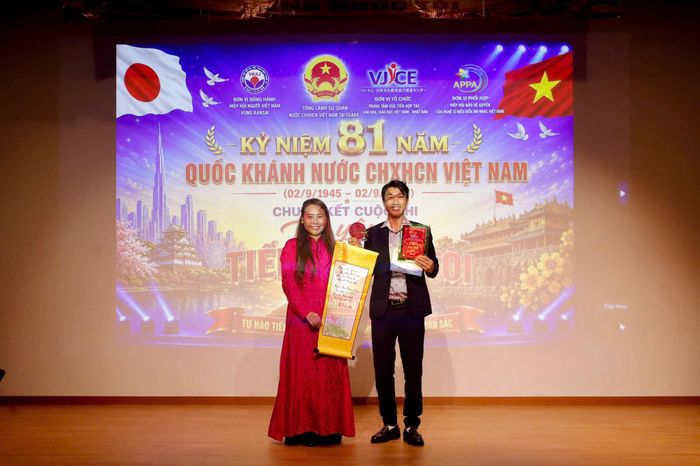 Trưởng Ban tổ chức Cuộc thi, bà Lê Thương trao giải Nhất cho thí sinh Hoàng Văn Hòa. Ảnh: BTC