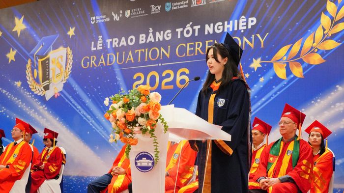 Em Nguyễn Thị Thu Trang, đại diện tân cử nhân phát biểu tại buổi Lễ trao bằng. Ảnh: VNU-IS