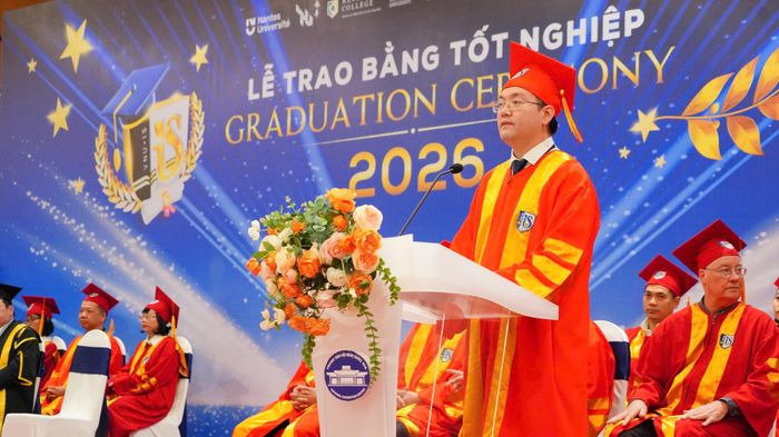 TS Nguyễn Quang Thuận, Phó Hiệu trưởng Trường Quốc tế, ĐHQGHN phát biểu khai mạc Lễ trao bằng. Ảnh:VNU-IS