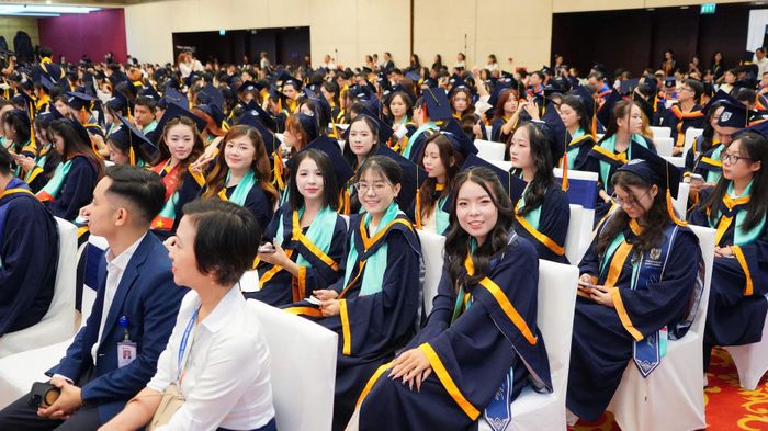 Tân thạc sĩ, cử nhân Trường Quốc tế rạng rỡ tại buổi Lễ trao bằng. Ảnh: VNU-IS