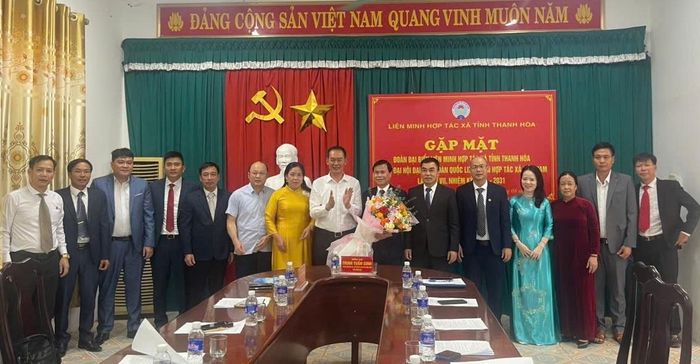 Phó Bí thư Tỉnh ủy Trịnh Tuấn Sinh cùng các đồng chí lãnh đạo tỉnh tặng hoa chúc mừng đoàn đại biểu.