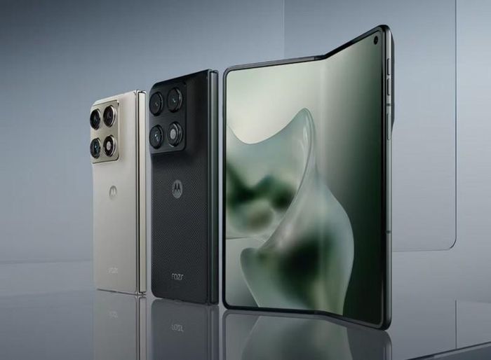 Motorola Rarz Fold có màn hình ngoài 6,6 inch, độ phân giải Full HD+, tần số quét lên đến 165 Hz; màn hình trong sử dụng tấm nền LTPO OLED 8,1 inch với tốc độ làm tươi 120 Hz. Ảnh: Motorola.