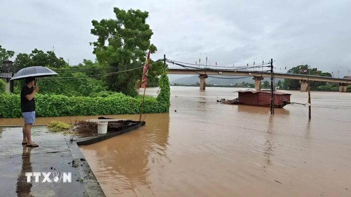Mực nước sông Lục Nam (đoạn trên địa bàn phường Chũ, tỉnh Bắc Ninh) dâng cao gây chia cắt cục bộ một số tuyến đường Tổ dân phố Trần Hưng Đạo, Bồng Xẻ, Hồ Tân Đức... Ảnh: TTXVN.