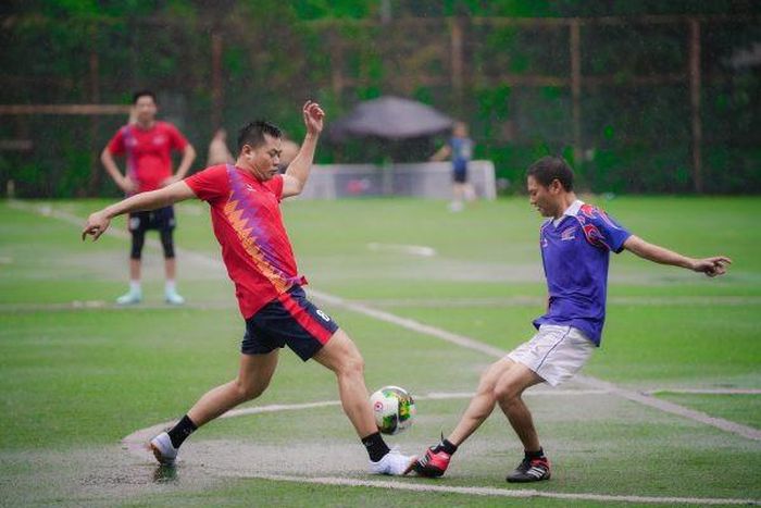 Trận đấu diễn ra sôi nổi với nhiều pha tranh chấp quyết liệt giữa hai đội.