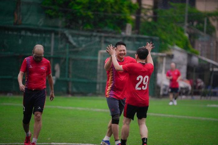Các cầu thủ vui vẻ, phấn khởi sau những phút thi đấu trên sân.