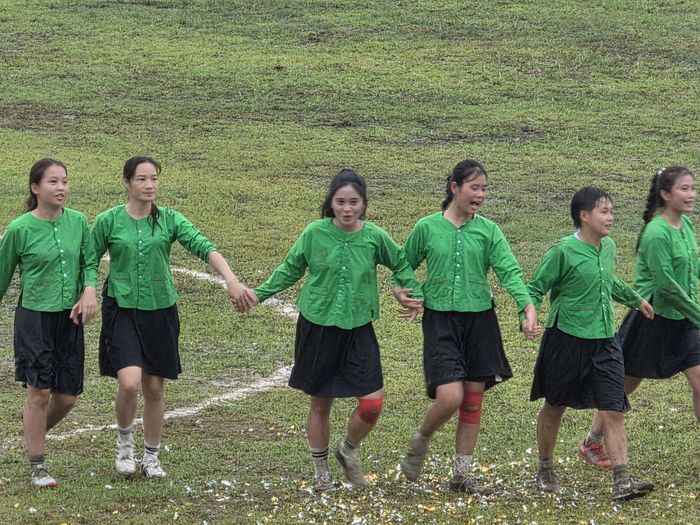 Các cô gái của đội bóng xã Lâm Thượng thể hiện niềm vui chiến thắng, tinh thần đoàn kết, quyết tâm.