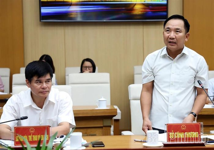 Lãnh đạo các sở, ngành phát biểu ý kiến.