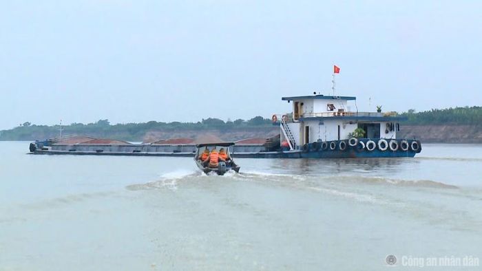 Cảnh sát kiểm tra các phương tiện vận tải đường thủy.