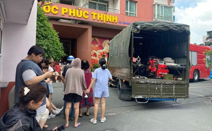 Cán bộ chiến sĩ chữa cháy tiếp cận hiện trường.