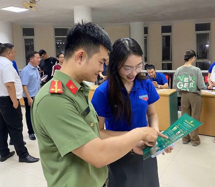 Cán bộ Phòng Tổ chức Công an TP Huế tư vấn cho các thí sinh.