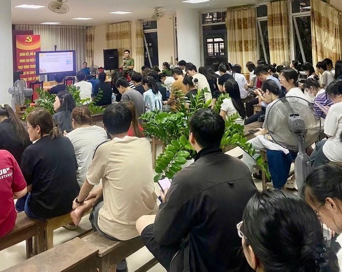 Cán bộ tuyển sinh Phòng Tổ chức cán bộ tuyên truyền, hướng dẫn tuyển sinh Văn bằng 2 tại Ký túc xá Đại học Huế.