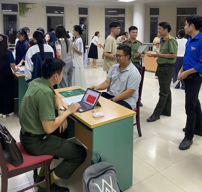 Tận tình hướng dẫn cho thí sinh đăng ký dự tuyển.