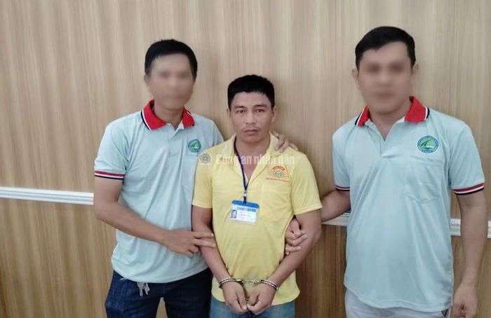 Đối tượng truy nã đặc biệt nguy hiểm Nguyễn Văn Hậu (giữa), bị bắt tại xã Vị Thủy (TP Cần Thơ) sau 5 ngày xác lập chuyên án.
