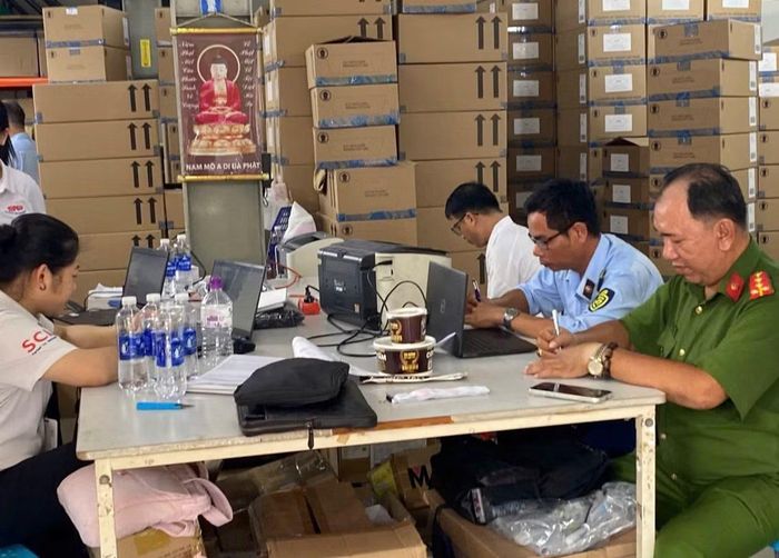 Lực lượng liên ngành kiểm tra về hoạt động sản xuất, buôn bán hàng hóa một doanh nghiệp trên địa bàn.