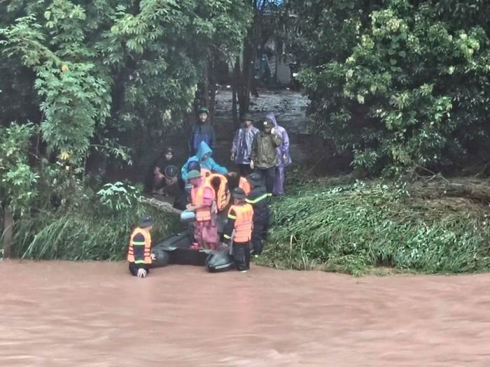 Công an tỉnh Lạng Sơn kịp thời hỗ trợ người dân di dời ra khỏi vùng bị cô lập do mưa lũ trên địa bàn xã Đình Lập.