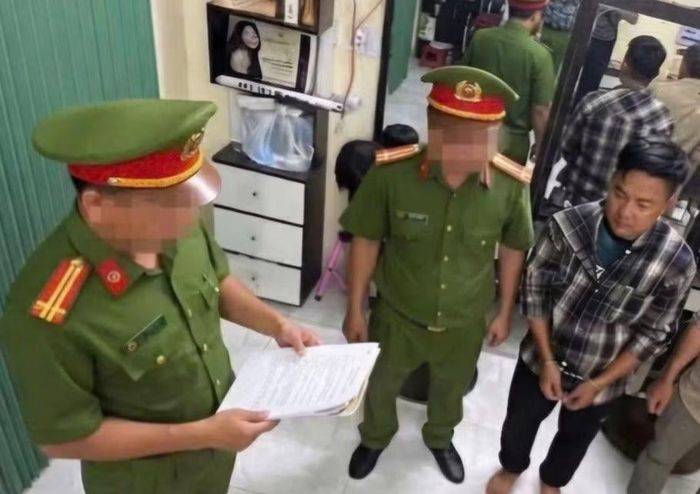 Cán bộ điều tra thực hiện lệnh giữ người trong trường hợp khẩn cấp đối với Võ Tuấn Thành.