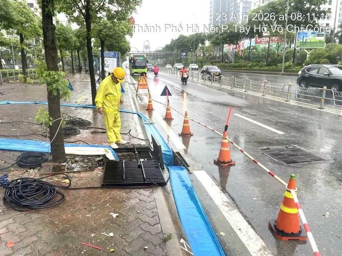 Lực lượng chức năng ứng trực để đảm bảo khâu thoát nước tại một số tuyến có nguy cơ ngập.