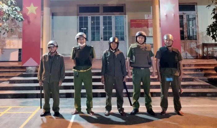 Lực lượng Công an phường Quảng Phú và lực lượng tham gia bảo vệ ANTT ở cơ sở chuẩn bị tuần tra đêm trên địa bàn.