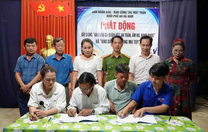 Các đơn vị trên địa bàn khối phố An Hà Nam, phường Quảng Phú ký cam kết xây dựng "Khu dân cư đoàn kết, an toàn, ấm no, hạnh phúc" và "Khu dân cư không ma túy".