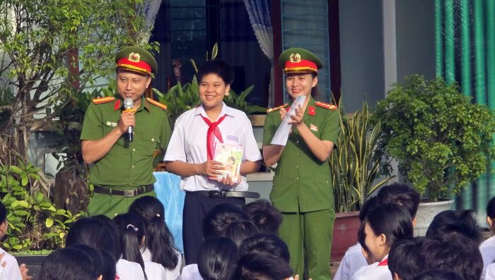 Công an phường Quảng Phú tuyên truyền pháp luật, nhất là các quy định về phòng, chống ma túy cho học sinh.