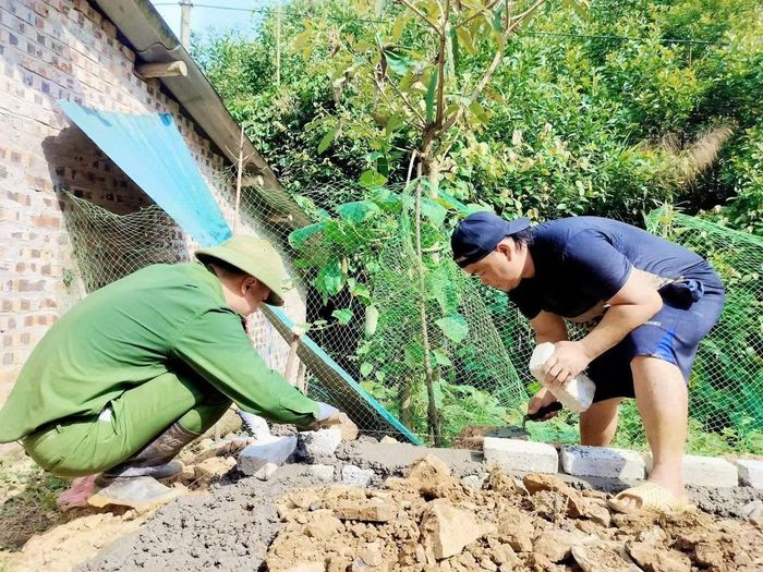 Cán bộ Công an xã Nghĩa Tá giúp đỡ người dân thực hiện chủ trương xóa nhà tạm, nhà dột nát trên địa bàn xã.